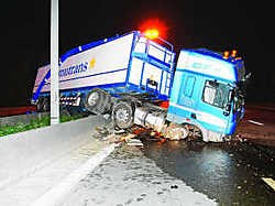 De vrachtwagen schoof door de middenberm. Koen Merens