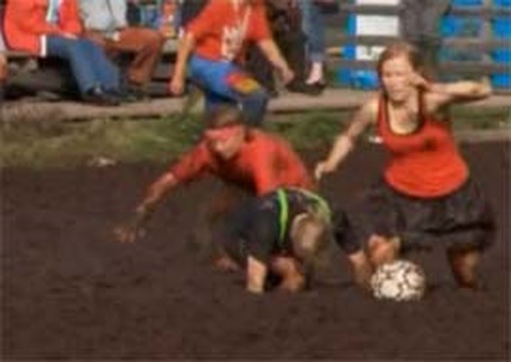 VIDEO: Helsinki ploetert naar zege op WK moerasvoetbal