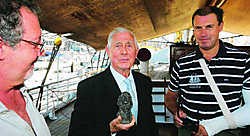 Joseph Droeven, met in zijn hand een beeldje van op het Paaseiland, keerde na 75 jaar voor het eerst terug naar het expeditieschip de Mercator. 'Ik ben er nog altijd trots op dat ik de beelden naar hier bracht.'Peter Maenhoudt