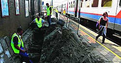De schoonmaak van het station van Herentals is begonnen.lvh