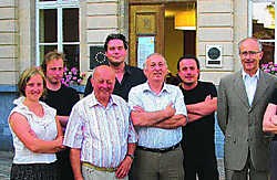 De werkgroep Tielt Zomert, met o.a. Frederik Van Laere (midden achteraan), hoopt dat de voorstellingen een succes worden. Ingrid Castelein