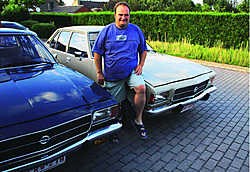 Olivier Schoutteten tussen twee van zijn oldtimers waarmee hij op de beurs zal pronken. Eric Vanthournout