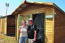 Jean-Marie Delbecque en Merel Vanlierde kiezen voor meer comfort in hun festihut. kvc