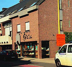 De juwelierszaak van André Van Laer in de Kerkstraat in Humbeek werd gisteren overvallen. wtk