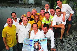 De mannen van Ename bergen de regatta met de buren van Eine op. In de plaats komt een race waarin eendjes centraal staan. jv