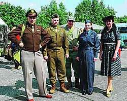 Net als vorig jaar worden de legeruniformen van vroeger weer uit de kast gehaald voor Wings and Wheels.<br>Erwin Mynsberghe