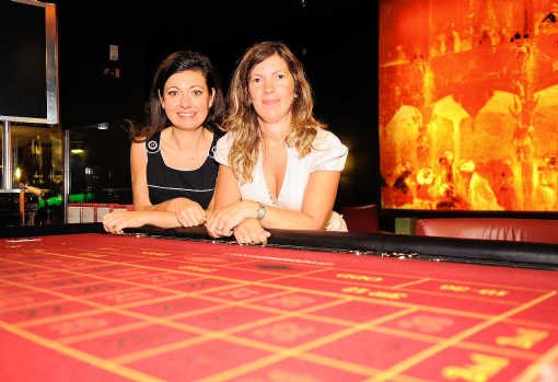 Silvana Scelfo en Nancy Brock, respectievelijk de personeelsmanager en de pr-manager van het Grand Casino Brussels. Herman Ricour