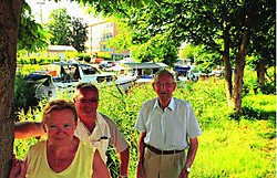 Havenmeester Lucien De Waele met zijn vrouw Irma en zijn vader Fedor: 'In 2008 hadden we 1.832 plezierboten op bezoek, goed voor 5.409 toeristen.'