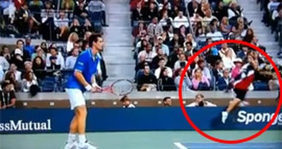 Struikelende ballenjongen schreeuwt luider dan tennissers