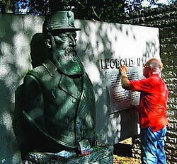 Deze week werd een nieuw duidend opschrift aangebracht aan het standbeeld <br>van Leopold II in het stadspark. Yvan <br>De Saedeleer
