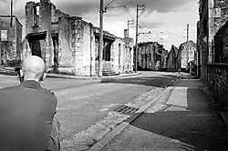 Oradour-sur-Glane, Frankrijk: Britse neonazi's bezoeken het martelarendorp. ‘Let eens op het merk van zijn T-shirt'. Michiel Hendryckx