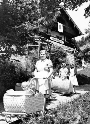 Verpleegsters met raszuivere baby's in een 'kraamkamer voor de Führer' in Bad Wiessee. Onder de paraplu van Lebensborn wilde Himmler zoveel mogelijk 'raszuivere' kinderen kweken door arische vrouwen te laten bevruchten door Duitsers. ap