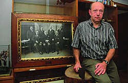 Luc Vanmoerkerke met een foto van de bestuursploeg in de jaren 1930. Luc Vanthuyne
