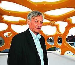 Jan Hoet onder de 'Warsubec', op het dak van een wooncomplex in de Zebrastraat: 'Dit is een zeer poëtisch kunstwerk.'fvv