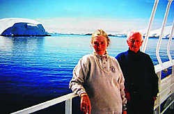 Baron Gaston de Gerlache de Gomery (1919-2006) met zijn vrouw Lily Van Oost op reis in Antarctica. repro jv