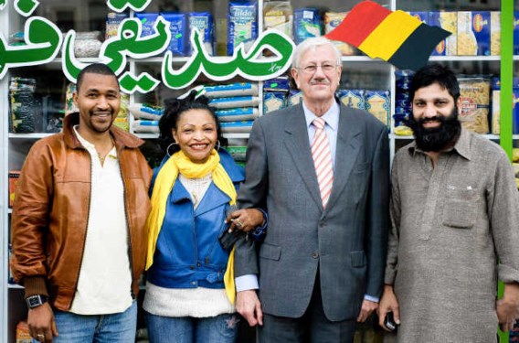 Burgemeester van Molenbeek Philippe Moureaux poseert na het interview gewillig voor een foto bij een Arabisch winkeltje. Michiel Hendryckx