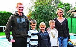 Tot twee keer toe moddert de CM maar aan met de attesten van de familie Rombouts-Wuyts. Kobe staat in het midden. Leo van der Linden