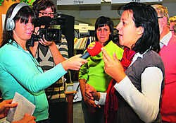 Een tevreden bibliothecaris An Hairbaut werd geïnterviewd door Radio 2 .