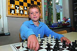 Sam De Graeve is bijzonder blij dat hij mag schaken tegen Garri Kasparov. Michel Vanneuville