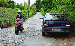 Voor fietsers en bromfietsers zijn de kasseien gevaarlijk glad als het regent. Eric Roosens