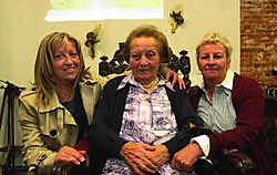 De honderdjarige Roza met haar twee dochters.Yvan De Saedeleer