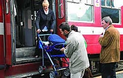 Veronique Hemmerijckx uit Nieuwenhove heeft hulp nodig om met haar kinderwagen van de trein te stappen. Eddy Vuylsteke