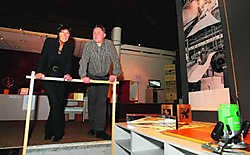 Directrice Greet Demuynck (links) en een technisch adviseur bij de tentoonstelling De Techniek achter de Kunst. Ze werken samen met Stichting De Coene. Hendrik De Rycke