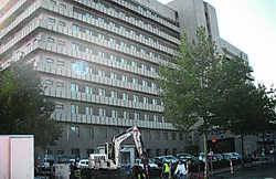 Het Sint-Pietersziekenhuis, ooit een ziekenhuis van de UCL gebouwd door het OCMW, behoort bij de lelijkste gebouwen.IF