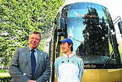 MIVB-topman Kris Lauwers en atleet Jerke Van Den Bogaert zwaaien de trams uit. Matthias Vanheerentals