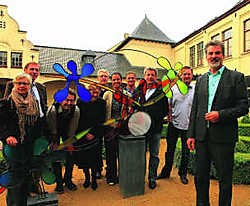 Kunstenaar Jan Leenknecht (rechts) gaf het schepencollege uitleg bij zijn glazen kunstwerk. pma