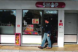 De dieven ramden de winkel van het tankstation met hun wagen. Gianni Barbieux