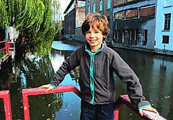 'Acteren is leuk, maar achteraf moest ik wel al mijn schoolwerk inhalen. Dat was minder', zegt Arthur, die een hoofdrol speelt in de Franse film 'Un Lac'. gia