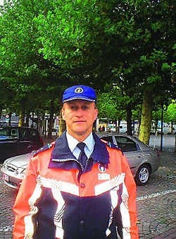 De politie staat klaar om bestuurders te helpen die geen raad weten met de proefopstelling op de Markt.