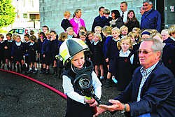 Fleur en de andere kinderen van de derde kleuterklas van Sint-Ludgardis kregen een rondleiding in de brandweerkazerne. Fleur zelf kreeg ook een stoere helm op en mocht even een echte brandweerslang hanteren. Koen Fasseur