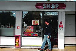 Twee mannen in een versterkte Ford reden de voorkant van de shop in De Pinte aan diggelen. Hierop ging het alarm onmiddellijk af. gia