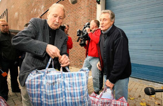 Marcel Habran (rechts) wordt door een vriend opgehaald aan de gevangenis van Nijvel. belga