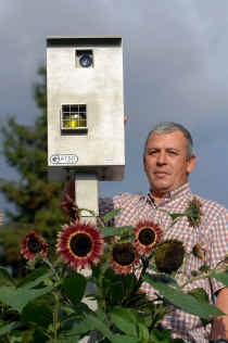 'Mijn buren komen me feliciteren met mijn flitspaal', zegt Serge Binet. Carol Verstraete