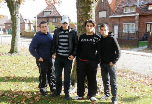 Semih, Daniel, Emre H. en Emre A.: 'Probeer maar eens werk te vinden als je in Meulenberg woont.' ksg