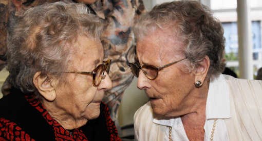 Het oudste zusterpaar van het land, Irma (107, rechts) en Germaine Degrijze (101, links), heeft heel wat bij te praten. Eric Vanthournout