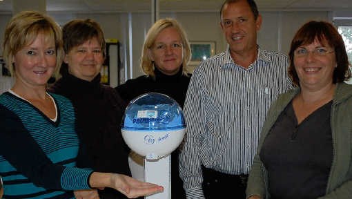 De ambtenaren van de dienst bevolking rond hun 'robot' zoals ze de ontsmetter noemen. env