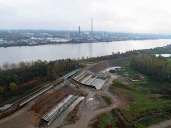 Het grootste sluizencomplex ligt aan de Barbierbeek, in het noorden van Kruibeke. Het is 51 meter breed en 48 meter diep. dhs