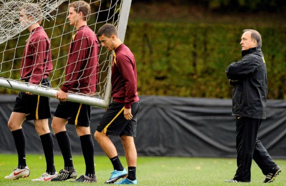Nicolas Lombaerts, Jan Vertonghen en Eden Hazard dragen een doel weg onder het wakende oog van Dick Advocaat. Mogelijk vervangt Hazard Fellaini in de basis tegen Estland.belga