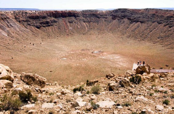 De krater van een meteoorinslag in Arizona, Verenigde Staten. Bij een zware inslag waren er diep onder de grond wel degelijk overlevingskansen.shutterstock