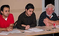 Mehmet en Mustafa Tokgoz gaven aan secretaris Patrick Verschelden en de andere aanwezigen in de wijkraad informatie over de komst van een tijdelijke moskee in de Nijverheidstraat. Jan Van de Velde