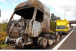 De vrachtwagen was geladen met asfalt en brandde volledig uit. Michel Vanneuville
