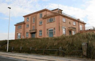 Dit roze huis in de duinen is een mogelijke optie om een asielcentrum in onder te brengen.pmg