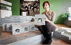 Ann De Schutter van Artstone heeft een bufferende betonsteen.Stijn Hermans