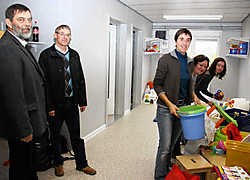 Het personeel legt de laatste hand aan de inrichting van de containersite.Pierre Van Rossem