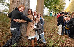 Schepen Yves Miroir, Heidi Vercaemer en Andy Vermaut waren enkele van de mensen die de bomen in het Lappersfort kwamen knuffelen. mvn