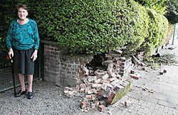 Yvetta Vergeylen (91) zag de schade aan haar muurtje 's ochtends maar. 'Dit slaat alles: die jongen had niet eens een rijbewijs.' gia